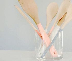 Pollepels gedipt in verf