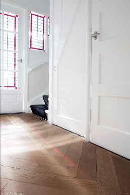 Visgraat vloer in de hal