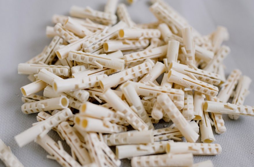 Zo verwijder je pluggen gemakkelijk uit de muur