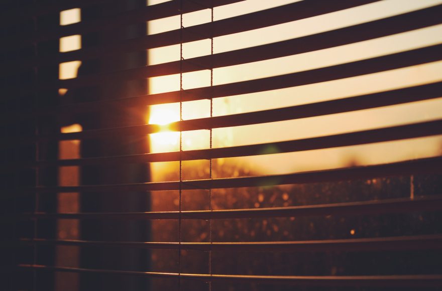 Het hebben van een lichtstraat in je woning of kantoorruimte is een geweldige manier om het natuurlijke licht binnen te laten. Maar er zijn momenten dat de zon te fel kan zijn of dat je wat meer privacy nodig hebt. Het installeren van een zonwering op je lichtstraat kan dan de perfecte oplossing bieden. Er zijn veel factoren om te overwegen bij het kiezen van de juiste zonwering voor je lichtstraat, en in dit artikel zullen we deze nader bekijken. Keuze van het materiaal Bij het kiezen van zonwering voor je lichtstraat is de keuze van het materiaal een van de belangrijkste beslissingen. Er zijn vele soorten materialen beschikbaar, zoals doek, aluminium, hout, en meer. Elk heeft zijn eigen specifieke voordelen en nadelen, dus het is belangrijk om te kiezen op basis van je specifieke behoeften en voorkeuren. Bedieningsopties Er zijn verschillende manieren om zonwering te bedienen. Je kunt kiezen voor een handmatige bediening, zoals een trekkoord of stang, of voor een gemotoriseerde oplossing die je vanuit je luie stoel kunt bedienen. De keuze hangt af van je budget, de grootte en hoogte van je lichtstraat en je persoonlijke voorkeur. Isolatie Zonwering kan meer doen dan alleen de zon buiten houden. Afhankelijk van het type materiaal dat je kiest, kan het ook bijdragen aan de isolatie van je woning of kantoorruimte. Dit kan vooral nuttig zijn in de winter, om de warmte binnen te houden, of in de zomer, om de ruimte koel te houden. Stijl en esthetiek De stijl van je zonwering is een andere belangrijke overweging. Je wilt iets dat past bij de rest van je interieur en dat het uiterlijk van je ruimte versterkt. Gelukkig zijn er vele stijlen, kleuren en patronen beschikbaar om uit te kiezen. Onderhoud Elk type zonwering vereist een bepaald niveau van onderhoud om er op zijn best uit te blijven zien en goed te blijven functioneren. Het is belangrijk om te weten hoeveel werk elk type vereist voordat je een keuze maakt. Installatie De installatie van zonwering op een lichtstraat kan complex zijn, vooral als het gaat om grote of ongebruikelijk gevormde lichtstraten. Het is belangrijk om te overwegen of je de installatie zelf kunt doen of dat je een professional nodig hebt. Kosten Zoals bij elk ander project, zullen de kosten een grote rol spelen in je beslissing. Het is belangrijk om een budget vast te stellen en te kijken naar de totale kosten, inclusief installatie en onderhoud, voordat je een definitieve keuze maakt. Privacy Als je lichtstraat zich bevindt in een ruimte waar je meer privacy wilt, zoals een slaapkamer of badkamer, dan is zonwering een must. Zorg ervoor dat je kiest voor een optie die voldoende privacy biedt. Lichtregulatie Ten slotte, het is belangrijk om te onthouden dat het hoofddoel van zonwering is om de hoeveelheid licht te reguleren die je ruimte binnenkomt. Zorg ervoor dat de zonwering die je kiest, je de flexibiliteit geeft om te controleren hoeveel licht er binnenkomt.