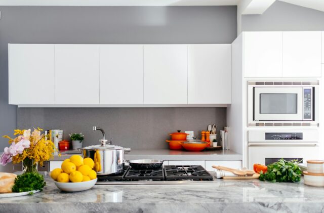 Keuken met een lichtgrijs aanrechtblad en houten kastfronten