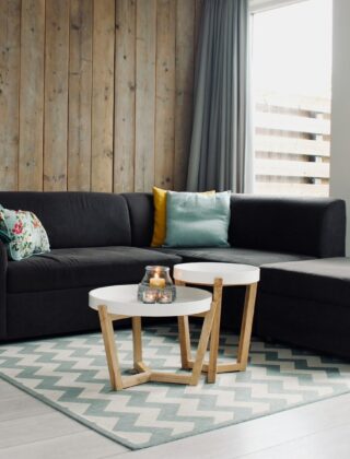Grote lichte vloerkleed onder een bank en salontafel in een woonkamer