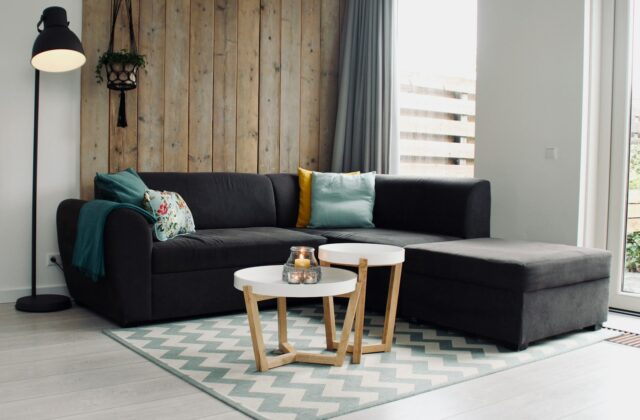 Grote lichte vloerkleed onder een bank en salontafel in een woonkamer