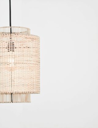 Hanglamp van bamboelatten boven een houten eettafel