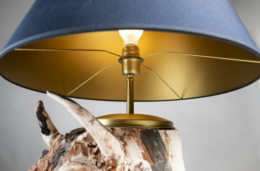 Keramische tafellamp met ronde voet op een houten dressoir