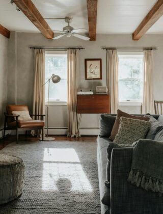 Woonkamer 's avonds met tafellampen en warm licht