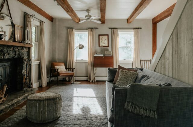 Woonkamer 's avonds met tafellampen en warm licht