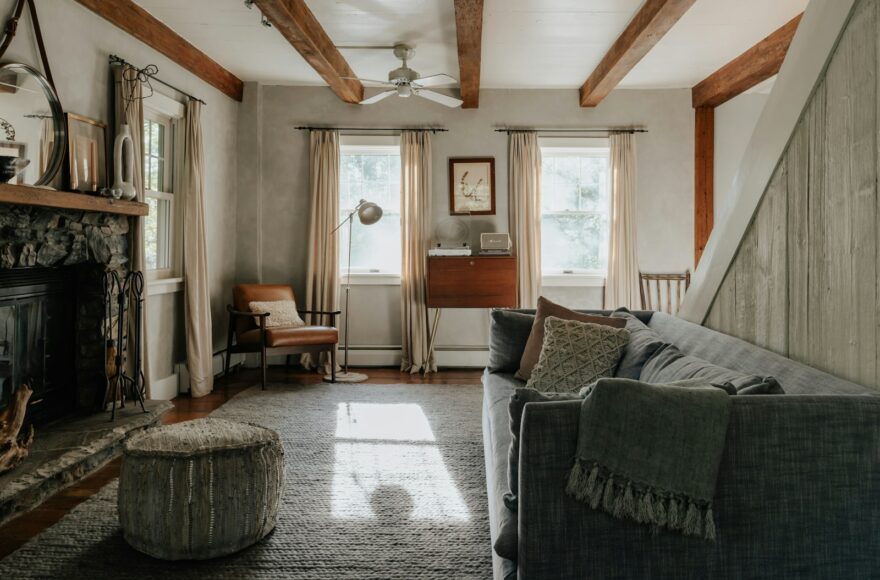 Woonkamer 's avonds met tafellampen en warm licht