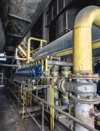 Leidingen en rookgasafvoer in een technische ruimte