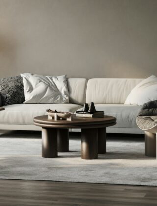 Lage ronde loungefauteuil in crème in een lichte woonkamer