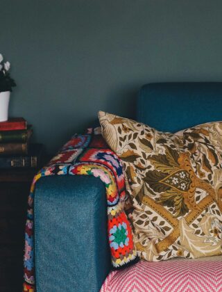 Kussen met luipaardprint op een effen bank in een woonkamer