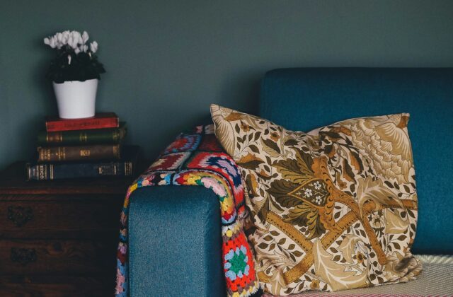 Kussen met luipaardprint op een effen bank in een woonkamer
