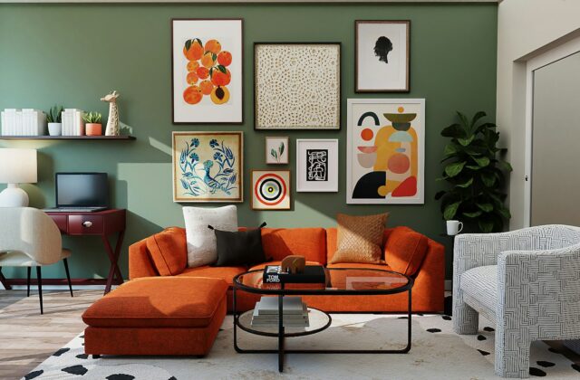 Woonkamer met terracotta muur, groene bank en kleurrijke kussens in daglicht