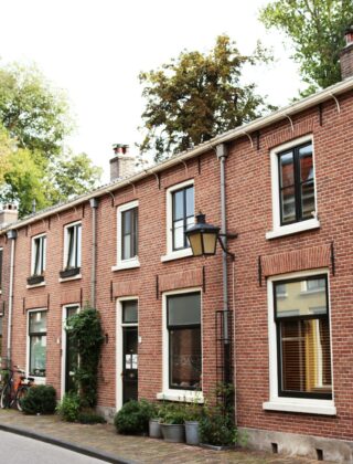 Rij rijtjeshuizen in een Nederlandse straat