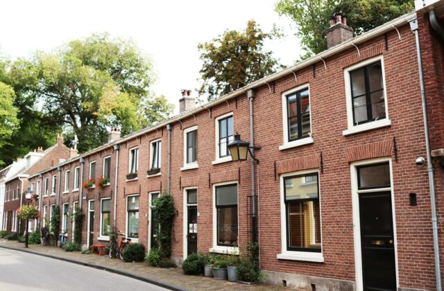 Rij rijtjeshuizen in een Nederlandse straat