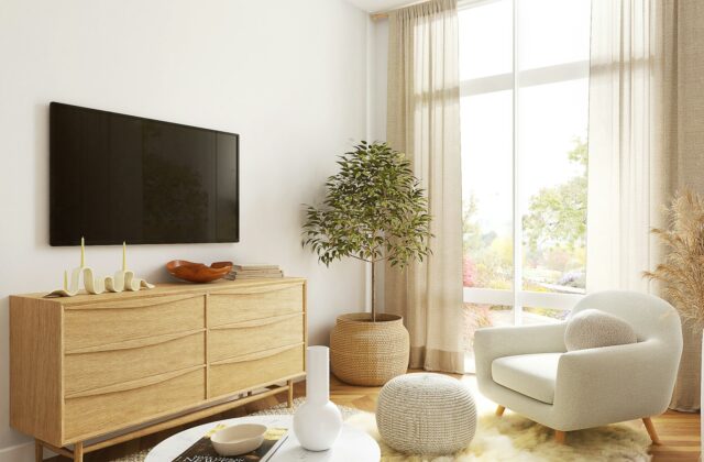 Houten wandkast met open vakken, boeken en keramiek in een lichte woonkamer