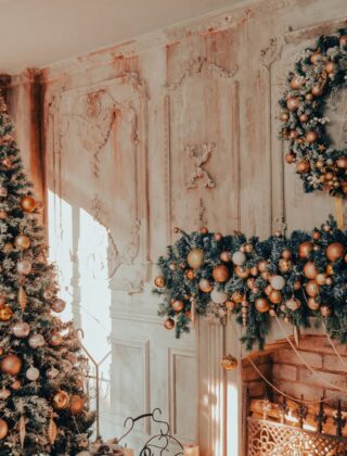 Een verlichte kunstkerstboom in een woonkamer