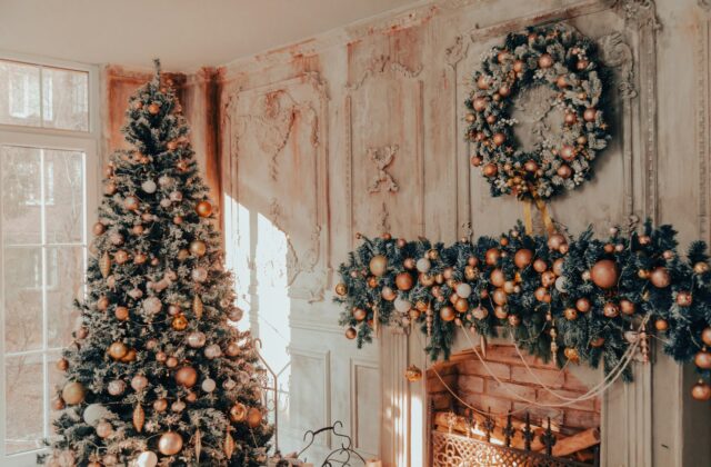 Een verlichte kunstkerstboom in een woonkamer