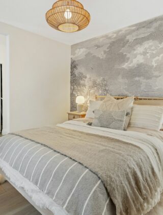 Slaapkamer met een wand bekleed met gestreepte linnen stof