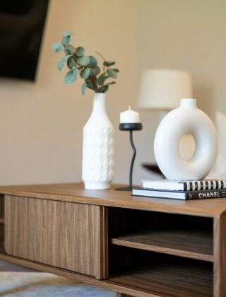 Oude houten tafel met vintage stoelen in een lichte, moderne woonkamer