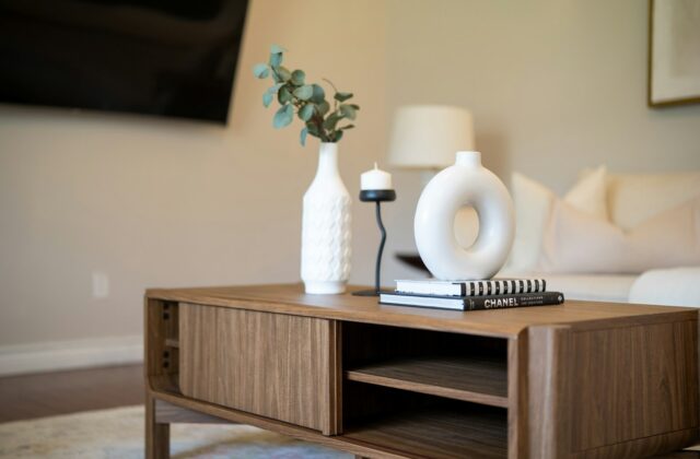 Oude houten tafel met vintage stoelen in een lichte, moderne woonkamer