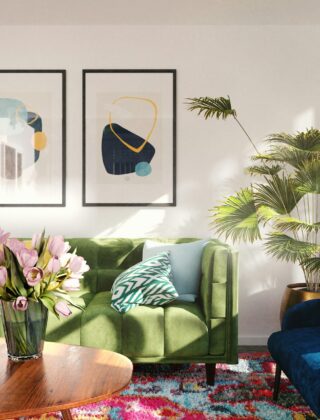 Woonkamer met een mix van vintage en nieuwe meubels en een gekleurde muur