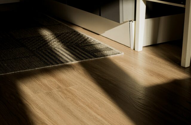 Hoge geschilderde plint onder een warm gekleurde muur boven een houten vloer