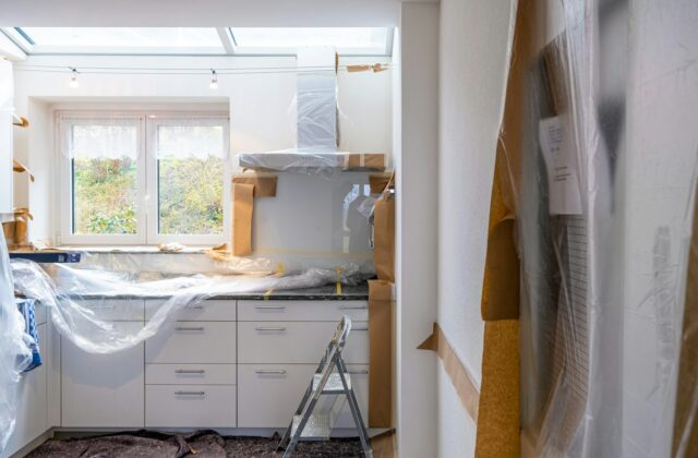 Een keuken in verbouwing met open muren en gereedschap