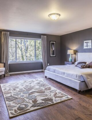Zachte wollen vloerbedekking in een lichte slaapkamer met daglicht