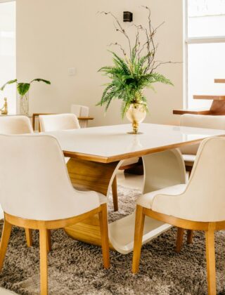 Eettafel met stoelen op een groot plat geweven vloerkleed