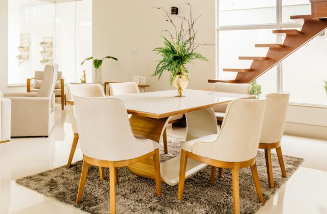 Eettafel met stoelen op een groot plat geweven vloerkleed