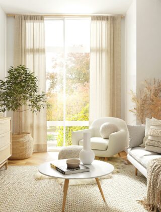 Een herfstige woonkamer met houten meubels, planten en warme stoffen